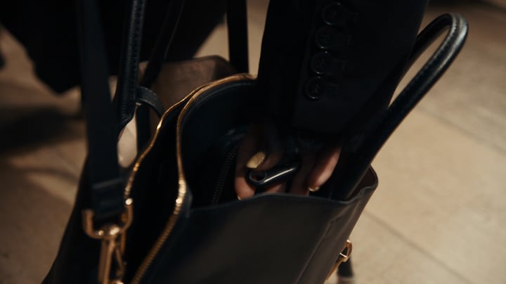Nina stopt in GTST een tracker in Vesper haar tas
