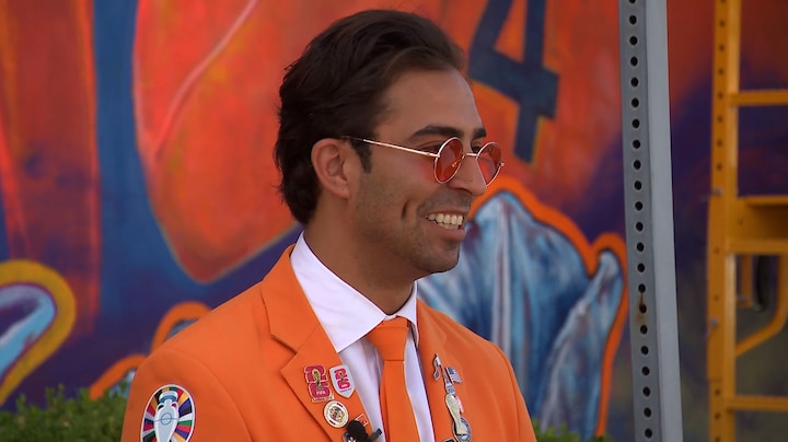 Daniel en zijn knaloranje pak zijn helemaal hot in Amerika