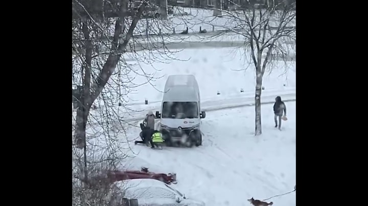 Pakketbezorger vastgelopen in sneeuw Woerden