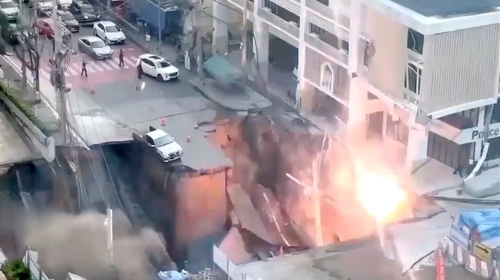 Gefilmd: stap voor stap ontstaat in Bangkok een enorme sinkhole