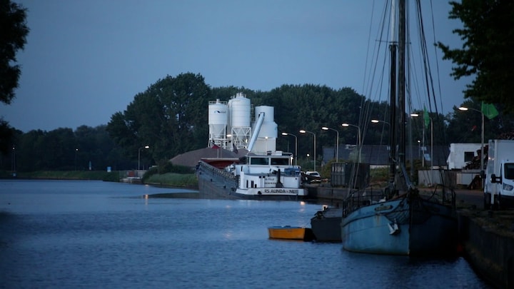 In beeld: politieonderzoek bij Winschoten, auto in water gevonden