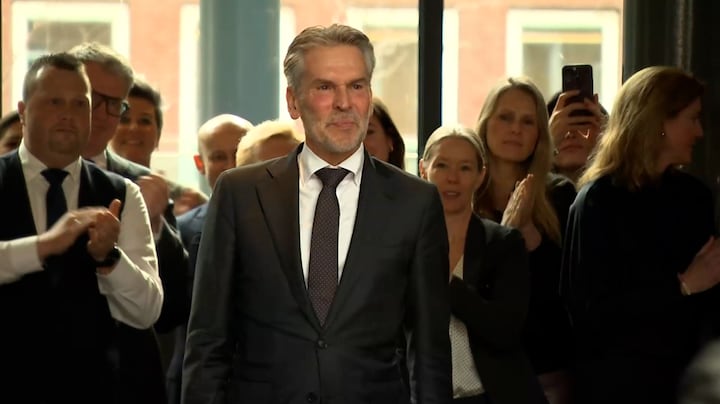 Applaus en ook emotie: dit zijn de laatste momenten van Dick Schoof als premier