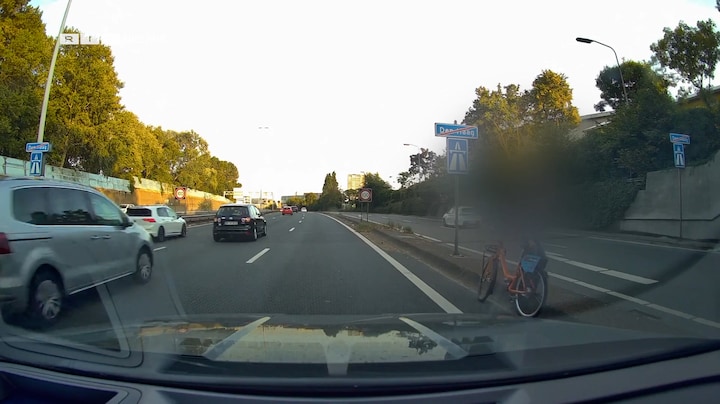 Vrouw laat automobilisten schrikken: fietst per ongeluk A12 op