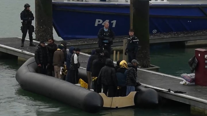 Eerste beelden: opvarenden rubberboot Zeeland van boord gehaald