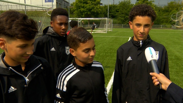 Pas op met koppen, zeggen artsen - zo reageren jonge voetballers