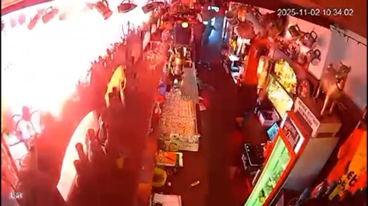 Bewakingsbeelden tonen hoe kroeg Nijverdal wordt belaagd door hooligans