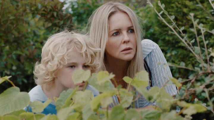 Julia betrapt Dennis met basisschool juf van hun zoontje | Eén Grote Familie