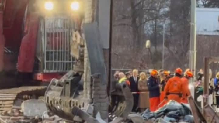 Koningpaar kijkt aangeslagen naar rampplek in Den Haag