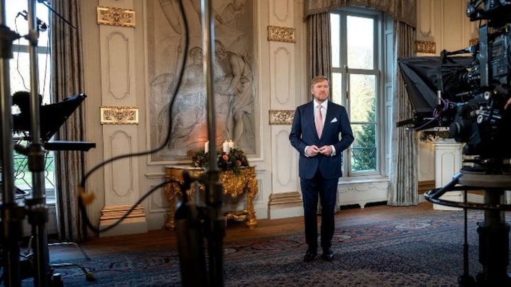 Wat kunnen we afleiden uit de kersttoespraak-foto van onze koning?