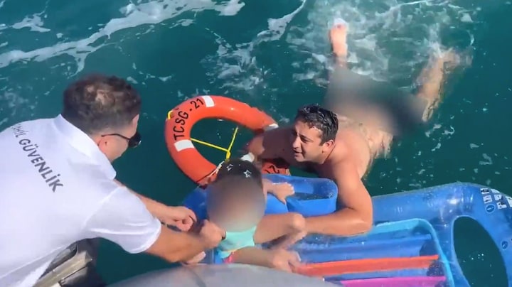 Jong meisje gered van Egeïsche zee, dobberde in haar eentje op luchtbed 