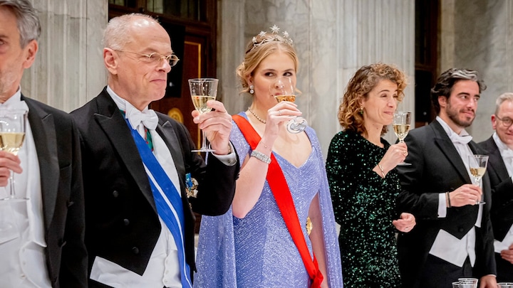 Prinses Amalia sprak met veel genodigden tijdens staatsbanket: 'Relaxte sfeer'