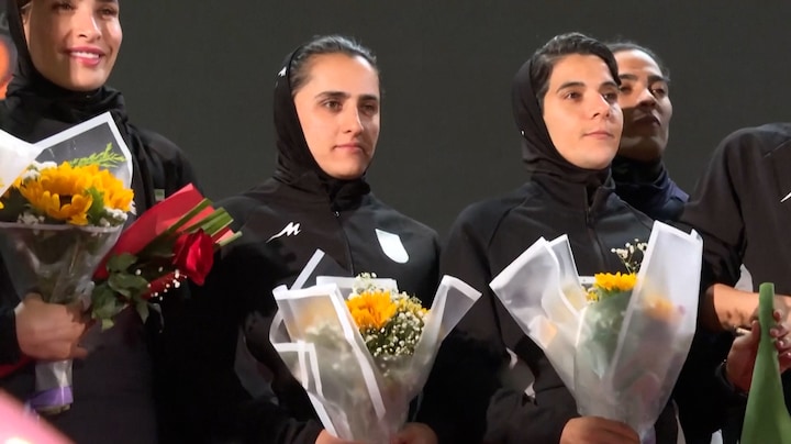 Iraanse voetbalvrouwen als helden onthaald, maar hun lot is onzeker