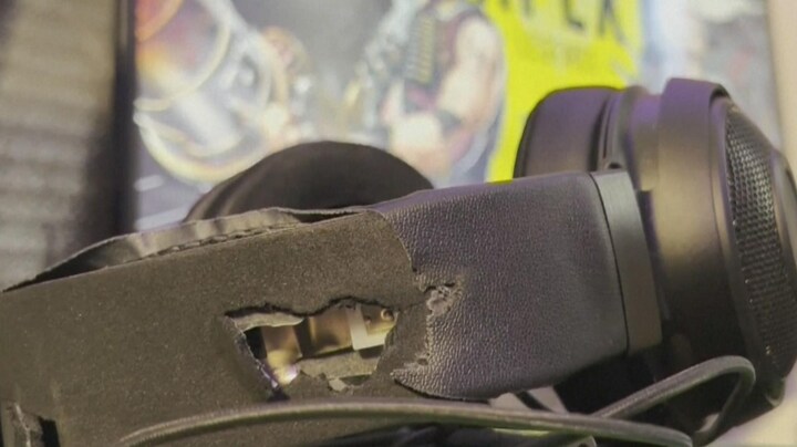 Aan de dood ontsnapt: kogel ketst af op koptelefoon Jonathan