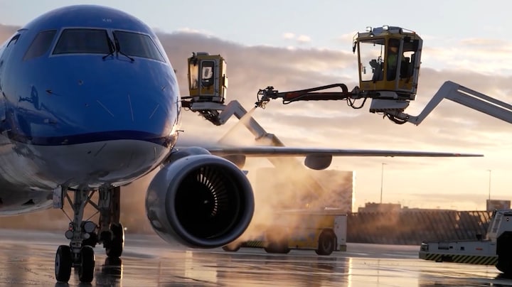 Vliegtuigen ijsvrij gemaakt: 'Levensgevaarlijk als het niet gebeurt'