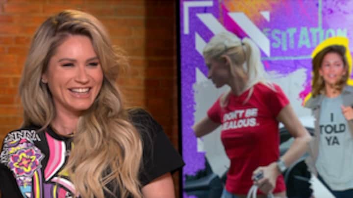 Nikkie Plessen helemaal weg van slogan tops: 'Onwijs lekkere look'