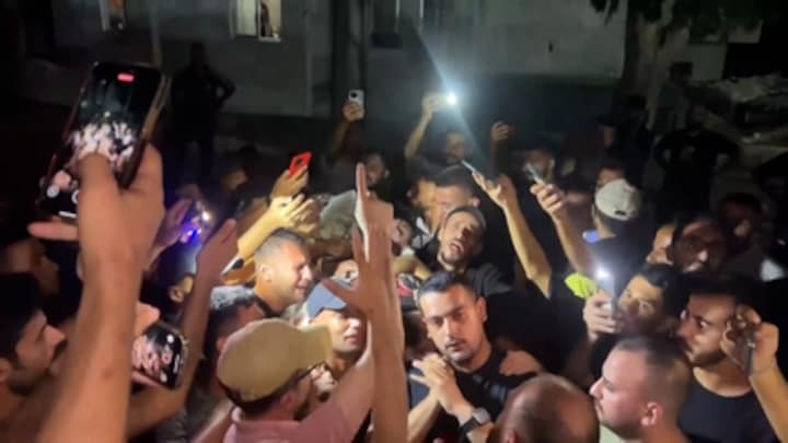 Menigte in Gaza draagt lichaam gedode journalist Anas al-Sharif