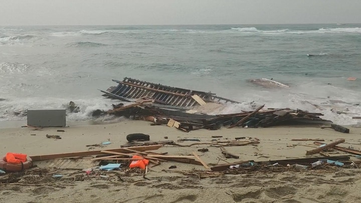 Boot in stukken, witte lakens op het strand: migrantendrama bij Italiaanse kust