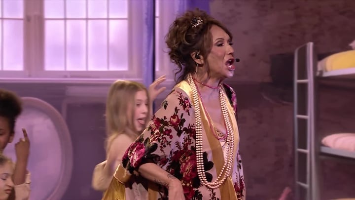 Patty Brard kruipt in de rol van Miss Hannigan en zingt ‘Little Girls’