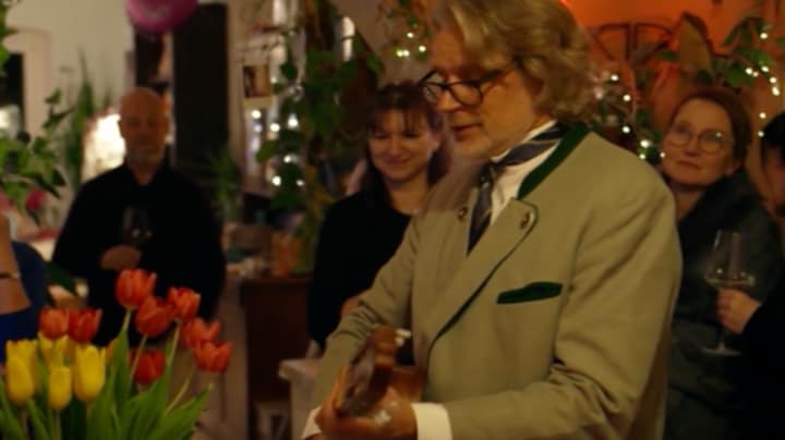 Hans hoopt met serenade Claudia's hart te veroveren