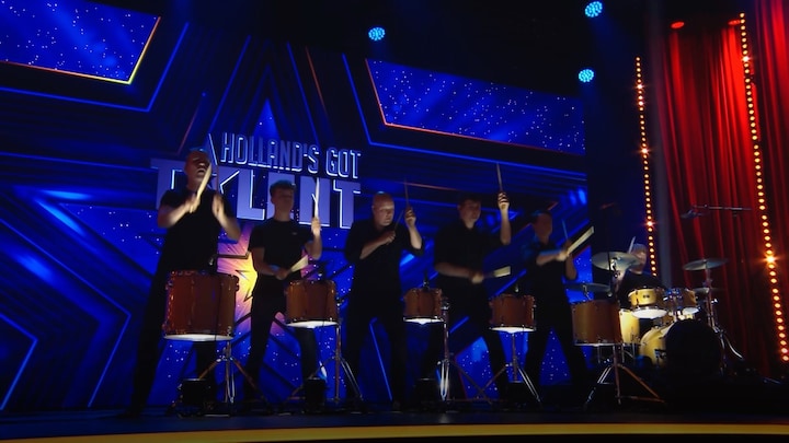 Shuffle Percussion Group geeft dynamisch slagwerkoptreden met lichtshow