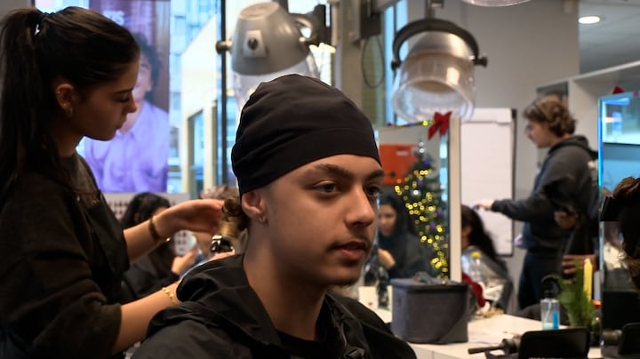 Mbo-studenten openen deuren: gratis knipbeurt voor wie krap bij kas zit