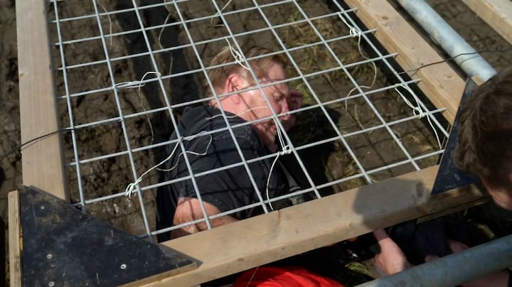 Oos Kesbeke krijgt een regen aan schokken in modderige hindernis: 'Ze doen echt zeer'