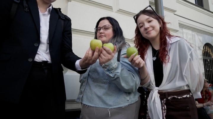 Steeds meer onvrede in Rusland: demonstranten met appels de straat op
