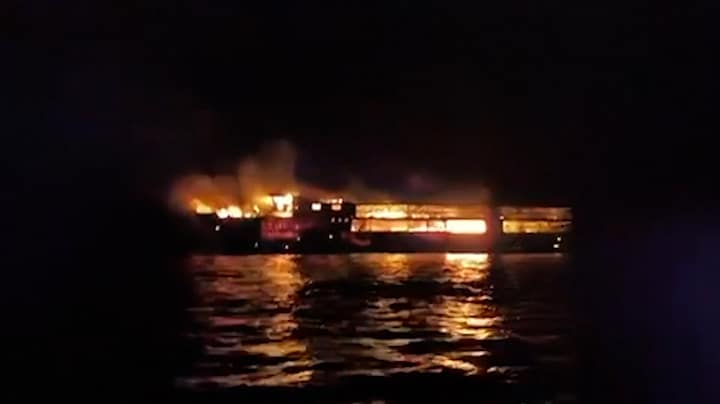 In beeld: veerboot Filipijnen gaat in vlammen op