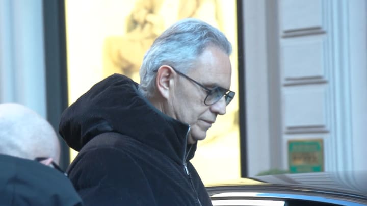 Bocelli verlaat hotel Milaan: onderweg naar openingsceremonie