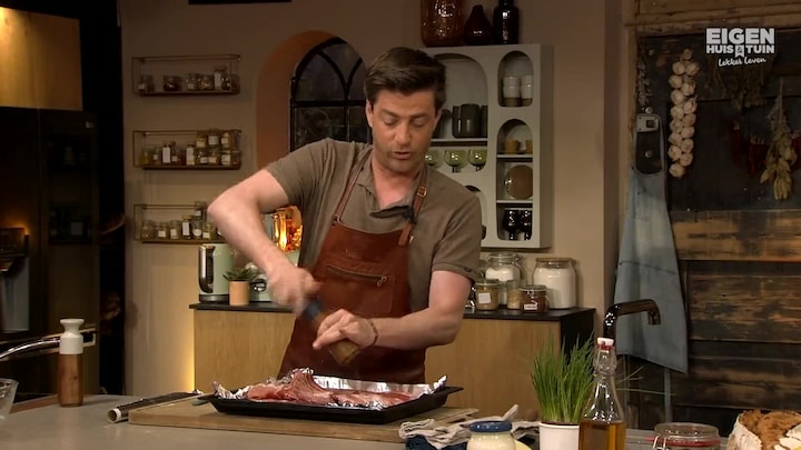 Sticky spareribs met klassieke barbecuesaus en frisse coleslaw