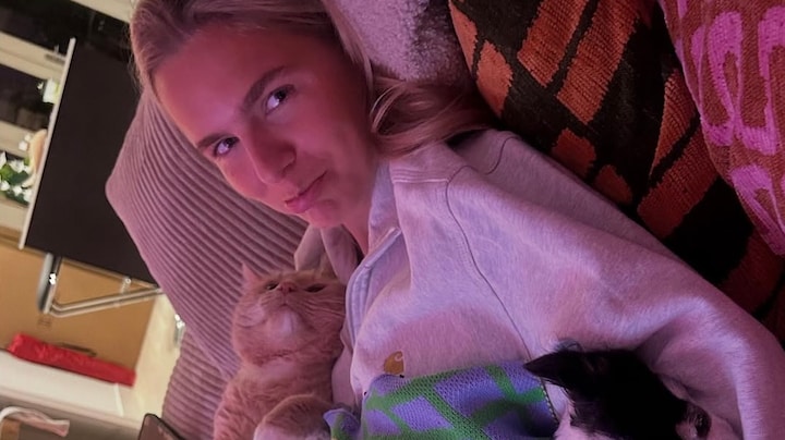 Lies Zhara breekt uit in tranen bij afscheid van pleegkat: 'Voel me schuldig'