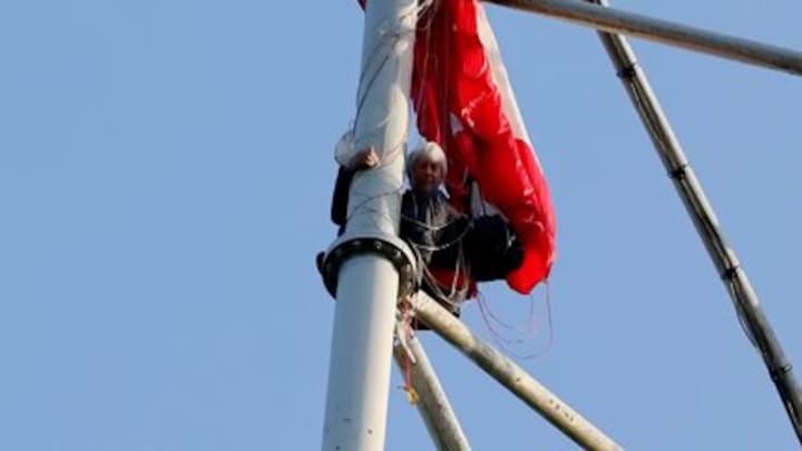 Parachutist raakt verstrikt in zendmast Oss