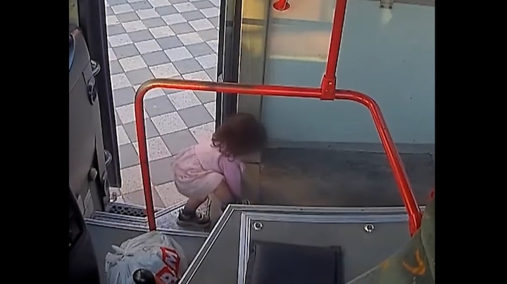 Peuter gaat alleen op avontuur in Turkse stadsbus