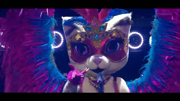 De Glamourpoes ontroert de studio met haar prachtige versie van All By Myself