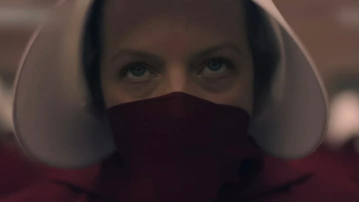 Elisabeth Moth qualifie la dernière saison de « La Servante écarlate » d'« explosive »