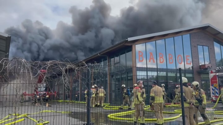 In beeld: Grote brand bij bakfietsfabrikant Babboe