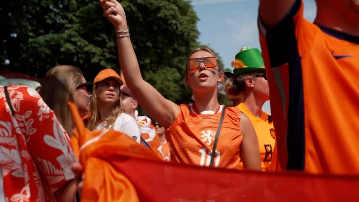 En imágenes: miles de aficionados del Orange se pasean de izquierda a derecha en Lucerna