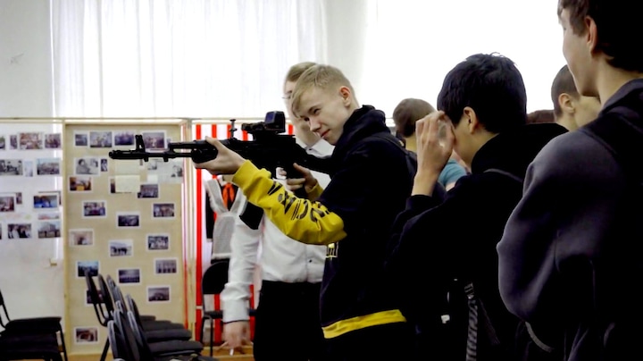 Propaganda in het onderwijs: zo wil Moskou de oorlog winnen op school