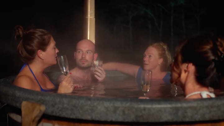 Eerlijkheid van Marcella drijft naar boven in de hottub