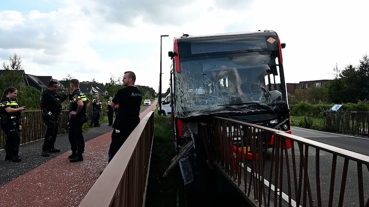 Ravage in Tilburg: bus rijdt tegen brug aan
