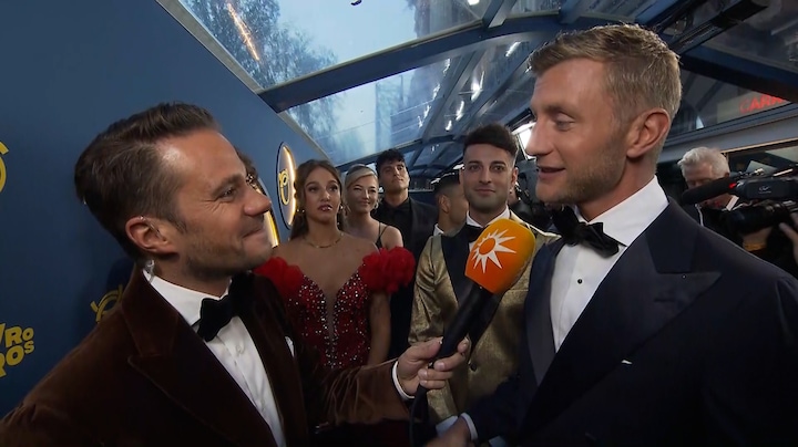 Jan Versteegh verschijnt met oud-kandidaten uit De Bondgenoten op blauwe loper Televizier-Ring Gala