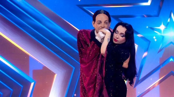 Sexy én bizar: Miss Crissy Kiss en Gomez verbazen jury met Burlesque duet