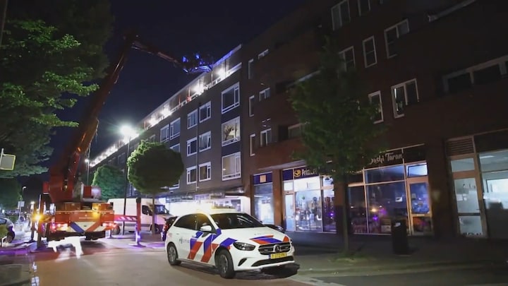 Flatbewoners in pyjama op straat door grote brand 