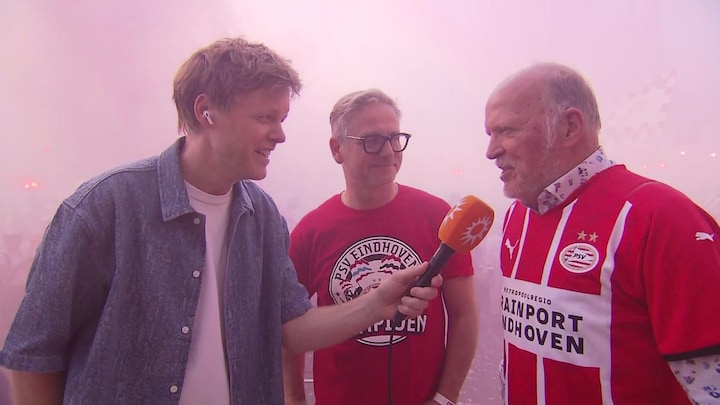 Guus Meeuwis glundert van trots bij PSV-huldiging: 'Schitterende ambiance'