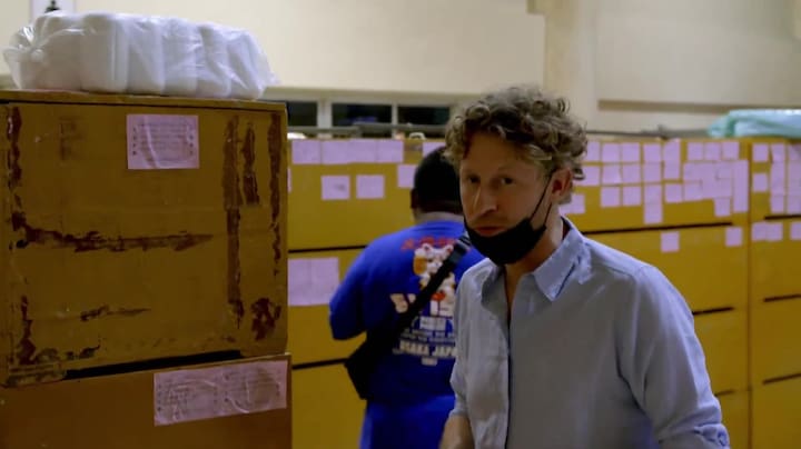 Ewout maakt bijzondere uitvaart mee van jonge moeder