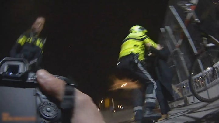 Persfotograaf in Den Haag filmt eigen mishandeling met bodycam