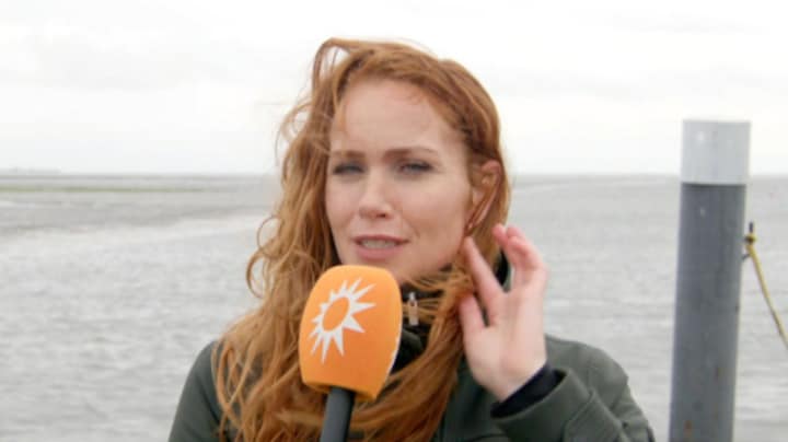 Moeder Bertrie Wierenga is oppas tijdens filmopnames op Ameland