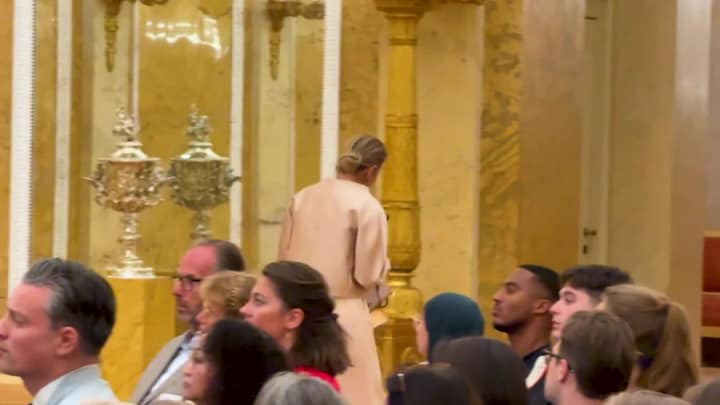Koningin Máxima loopt bezorgd weg tijdens symposium door val Amalia