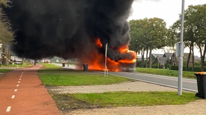 Lijnbus vliegt in brand bij Drentse Hoogersmilde