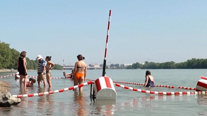 Hongaren zwemmen voor het eerst in vijftig jaar weer in de Donau